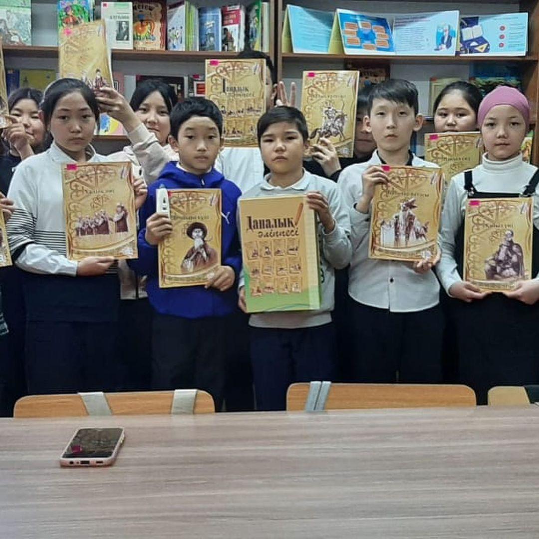 Н.Алдабергенов атындағы орта мектебінің кітапханасында кітапханашылар 5А сынып оқушыларын “Даналық әліппесімен” таныстырды