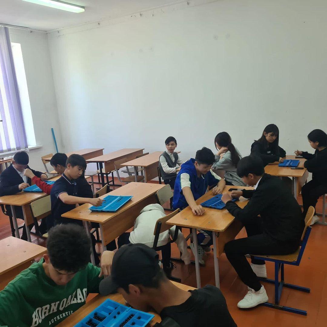 “7 мамыр - Отан қорғаушылар күні” қарсаңында спорттық іс-шаралар аясында 5 -11 сыныптар арасында тоғызқұмалақтан мектепішілік жарыс өткізілді