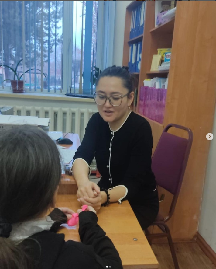 В рамках проекта «Өмір-VIBE” школьный психолог Искакова М.К проконсультировала родителей и учеников