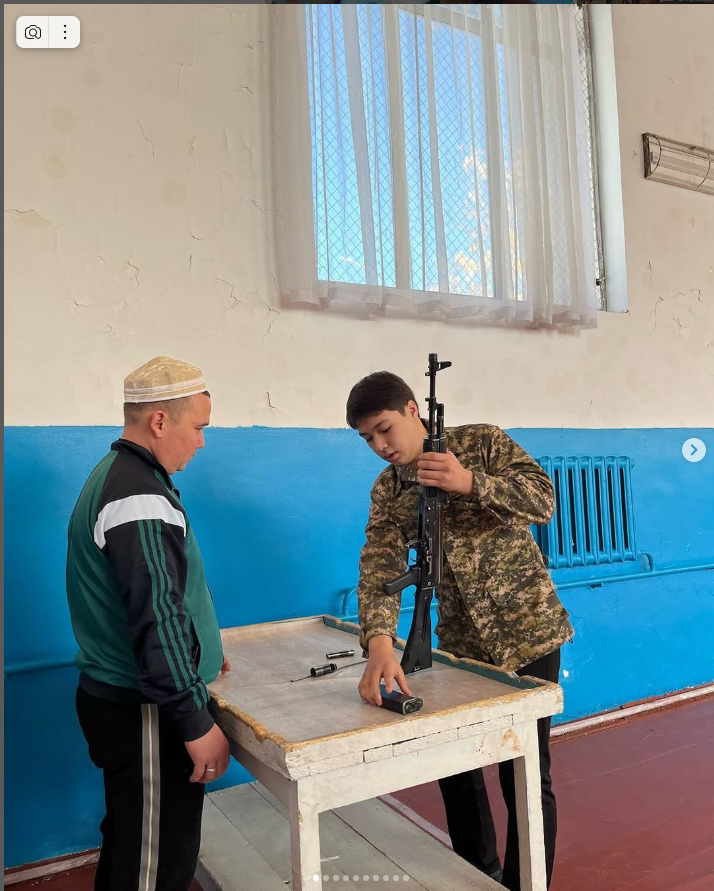 12.02.2025 күні Н. Алдабергенов атындағы орта мектебінде АӘТД пәнінің оқытушы-ұйымдастырушысы Т.Темірхан, дене шынықтыру пәнінің мұғалімі Мұратбек А. және Айтказыева Р. бірлесе отырып Жас Сарбаз әскери патриоттық клубының мүшелері арасында әскери-спо