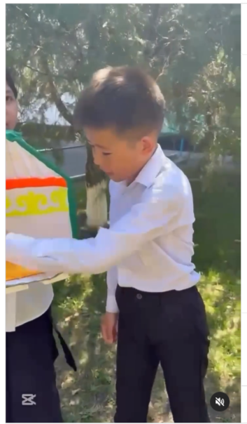 4 “Б” сынып оқушылары “Бір шаңырақ астында” патриоттық челленджін 4”Ә” сыныбынан қабыл алып, 4”В”сыныбына жолдаймыз