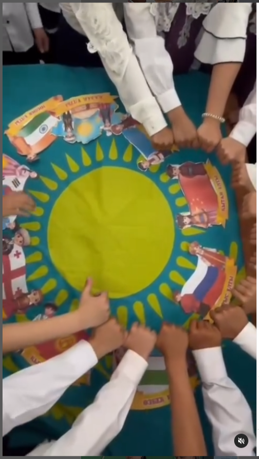 Алдағы 1 мамыр — Қазақстанның Бірлік күні мерекесімен 2«Б»сыныбымыздың атынан жүрекжарды құттықтау видеомызды қабыл алыңыздар!